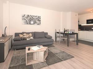 塞尔瓦迪加尔代纳山谷Appartamento Dolomiti的客厅配有沙发和桌子