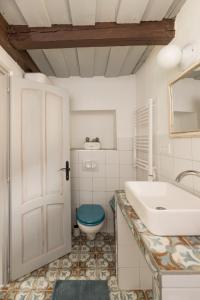 韦伦采Lovely Cottage Home的一间带水槽和卫生间的浴室