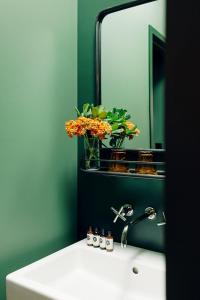西雅图Palihotel Seattle的浴室设有水槽、镜子和水槽。
