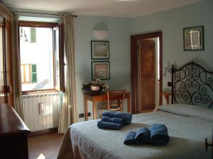 MargnoLa Ca' Di Sala的一间卧室配有一张带2条蓝色毛巾的床