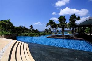 卡塔海滩The heights ocean views 2 bedrooms的度假村内的一个蓝色海水游泳池