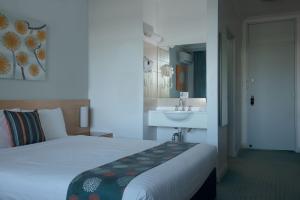 悉尼马奇特酒店的酒店客房设有床和水槽