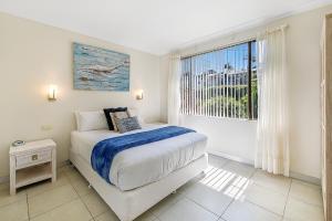 科夫斯港海滩走私者酒店的一间卧室设有一张床和一个窗口