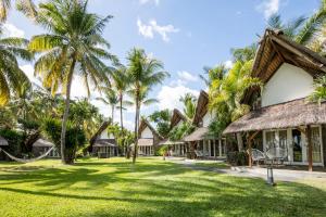 弗利康弗拉克La Pirogue Mauritius的享有棕榈树度假村的场地景色