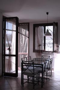 雷焦艾米利亚拉罗斯塔酒店的一间带桌椅和窗户的用餐室