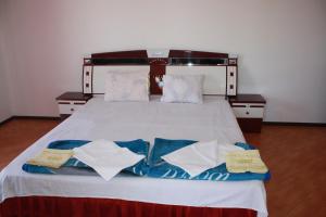 南埃福列西尔维娅别墅旅馆的一间卧室配有一张大床和两条毛巾