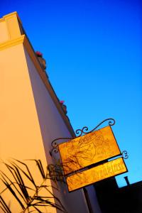 莱韦拉诺艾克德拉度假小屋的建筑物的一侧贴上标志