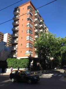 布宜诺斯艾利斯Apartamento Bulnes y Calle Corrientes的停在高楼前的黑色汽车