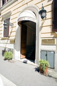 罗马花园精选酒店的前门是酒店,前面有植物