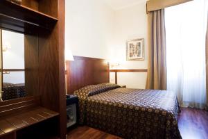 罗马花园精选酒店的酒店客房设有两张床和窗户。