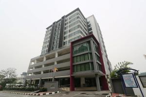 莎阿南Cosy private suite 2BR 591 Nexus USJ Shah Alam的红色和白色的高楼
