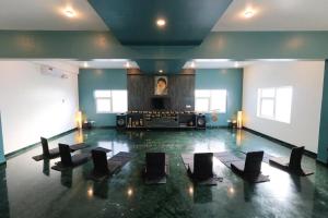 迈索尔Osho Glimpse Mysore的舞池,房间内设有黑椅子