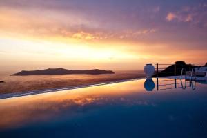 费拉荷马史诗酒店的享有日落背景的游泳池
