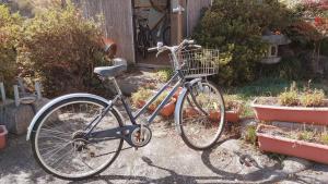 由布市可可池乡村民宿的停在盆栽植物旁的花园中的自行车
