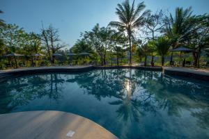 Le Bel Air Resort Luang Prabang内部或周边的泳池