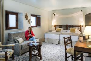 阿尔科斯-德拉弗龙特拉阿尔科斯德拉弗龙特拉旅馆的坐在旅馆房间,带两张床的女人