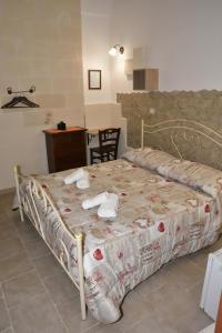 阿韦特拉纳Cala del Conte b&b的一间卧室配有带毛巾的床