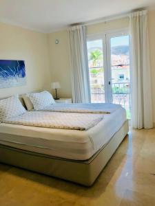 阿吉内金海滩La Casa Canaria的一间卧室设有一张大床和一个大窗户