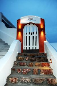 菲罗斯特法尼日落酒店的通往带白色门的大楼的楼梯