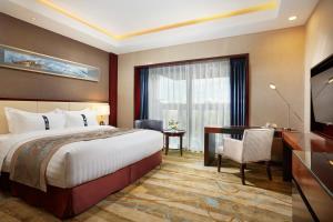 明斯克明斯克北京饭店的配有一张床和一张书桌的酒店客房