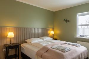 阿克雷里老城现代公寓的一间卧室配有一张床铺,床上有毯子