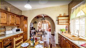 艾因西莱姆戈佐地中海景度假屋的一间大厨房,在房间内有拱门