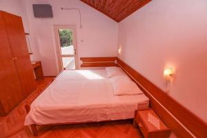 苏曼婷Villa Pinus的一间带床的卧室,位于带窗户的房间内