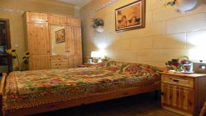 艾因西莱姆戈佐地中海景度假屋的一间卧室配有一张大床、一个梳妆台和一张西德西德床。