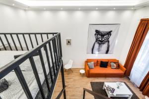 布达佩斯Hello Downtown Apartment - Boulevard的客厅配有橙色沙发和绘画