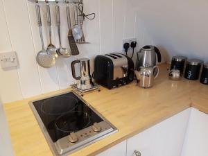 赫特福德Wellrose Barn的厨房柜台配有水槽和餐具