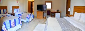 埃斯特城康维尔酒店的酒店客房设有两张床和电视。