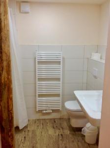 Neuburg-SteinhausenGästehaus Landgut Lischow的浴室配有白色卫生间和盥洗盆。