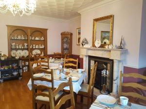 戈尔韦Balcony House的一间带桌子和壁炉的用餐室