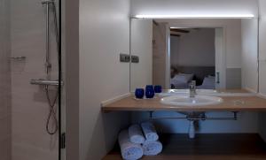 VacarisasLa Frasera Alojamiento Rural的一间带水槽和镜子的浴室