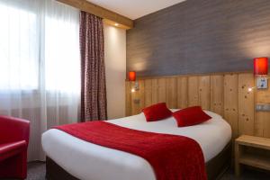 圣布莱斯The Originals City, Hôtel Rey du Mont Sion, Saint-Julien-en-Genevois Sud (Inter-Hotel)的一间卧室配有一张带红色毯子的大床