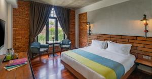 马六甲悦舍酒店的酒店客房设有床和窗户。