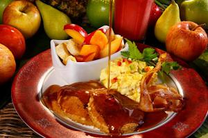 阿约拉港加拉帕戈斯太阳海岸酒店的一小盘早餐食品,包括苹果和一碗水果