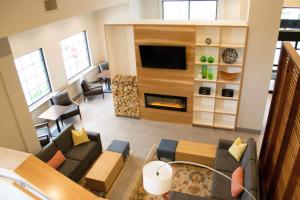 伊利Country Inn & Suites by Radisson, Erie, PA的带沙发和壁炉的客厅