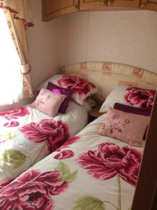 圣亚萨Dolafon Farm Stay的两张床位于带鲜花的房间