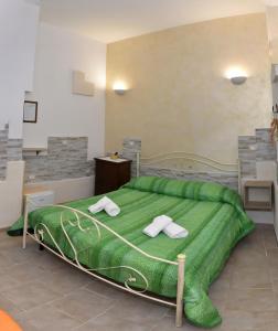 阿韦特拉纳Cala del Conte b&b的一间卧室配有绿床和毛巾