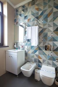 哈尔科夫Мини-Отель "Навруз"的浴室配有白色卫生间和盥洗盆。