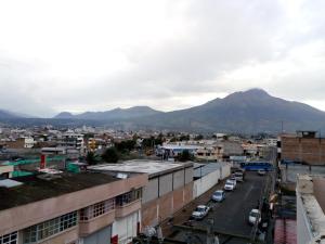 伊瓦拉Hostal Buenaventura Ibarra的享有以山脉为背景的城市美景