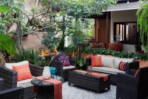 危地马拉老城酒店的庭院设有藤椅和桌子,种有植物