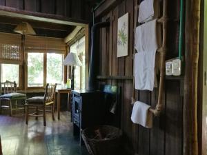 阿里斯托布罗德瓦里Tacuapí Lodge的客房设有壁炉和桌椅。
