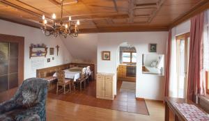 圣吉尔根伊丽莎白·斯塔德勒公寓的厨房以及带桌椅的用餐室。