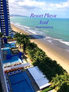 通苏帕Resort Playa Azul Departamentos frente al mar的从度假村的阳台上可欣赏到海滩景色