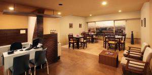 帕纳吉Athome Comforts的餐厅设有1间带桌椅的用餐室