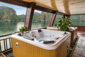 下龙湾La Regina Legend Cruise的船上甲板上的浴缸
