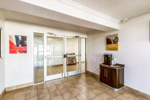 尤利斯尤里斯DFW西部6号汽车旅馆 的一间设有玻璃门和瓷砖地板的客房