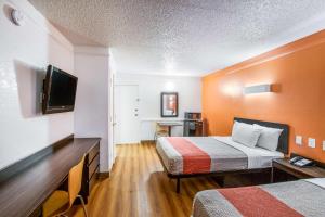 尤利斯尤里斯DFW西部6号汽车旅馆 的酒店客房设有两张床和一台平面电视。